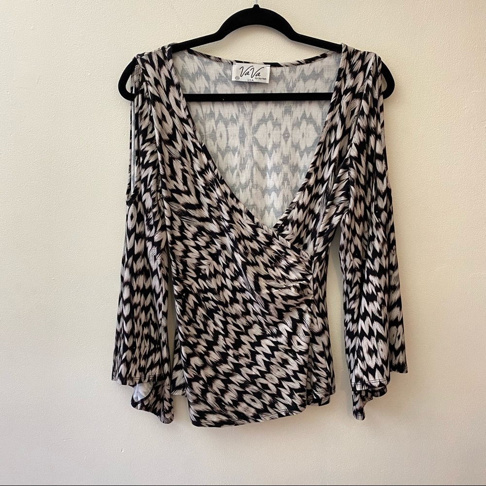 Va Va by Joy Han printed cold shoulder bell sleeve knit blouse size Small